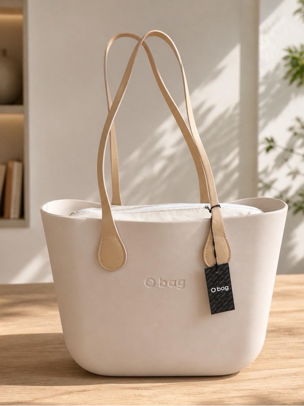O bag Classic Tote Bag with Inner Bag
Size 14 x 11   NWT made in Italy  Handbag